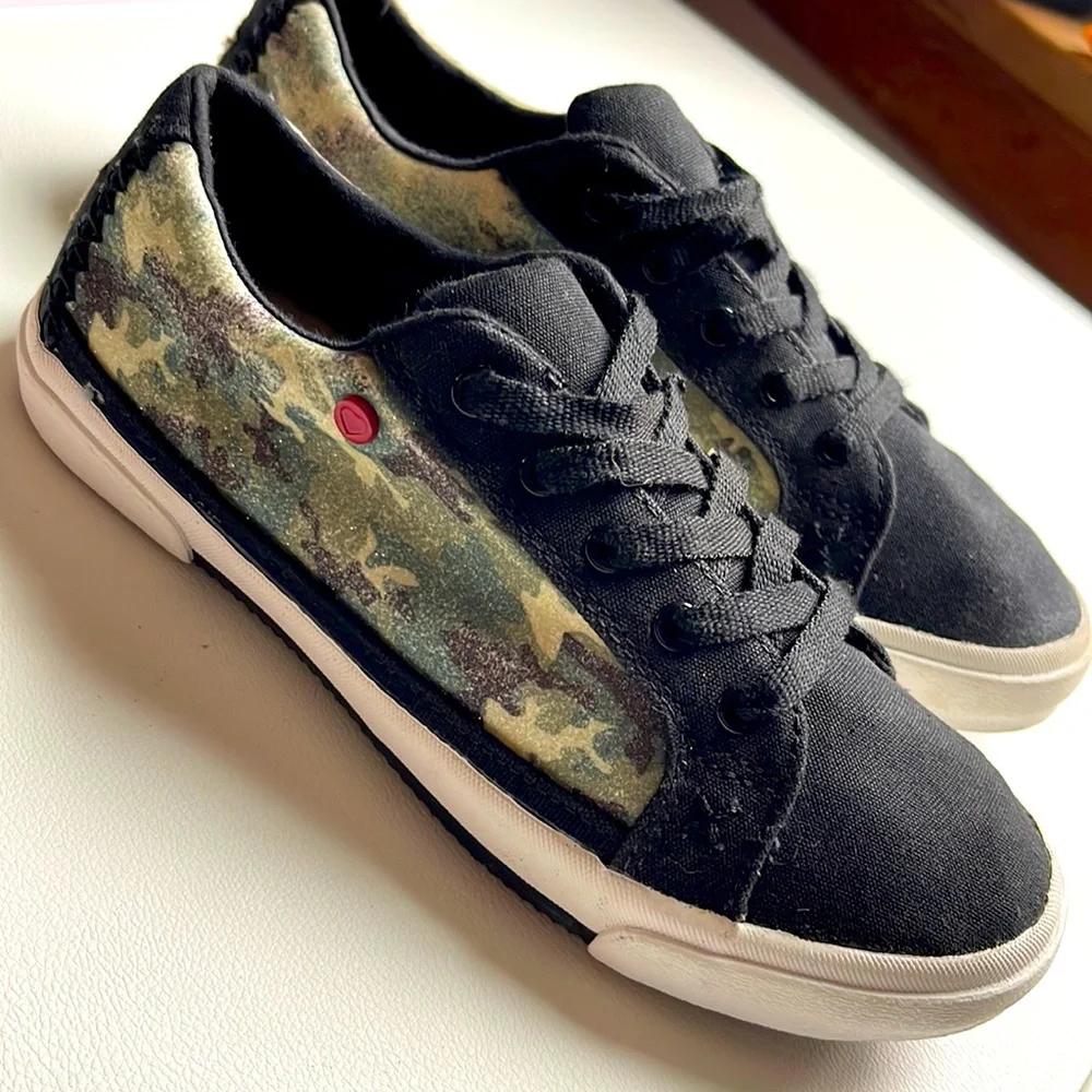 UGG Camo Glitter Sneakers Youth 4 Black Lace Up Casual Girls Shoes